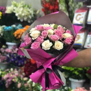 20 adet pembe-beyaz gül buketi